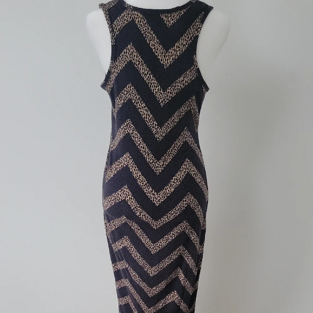 Women's Snap Black Tan Beige Chevron Pattern Sheath Sleeveless Midi Dress Size M - Picture 4 of 9